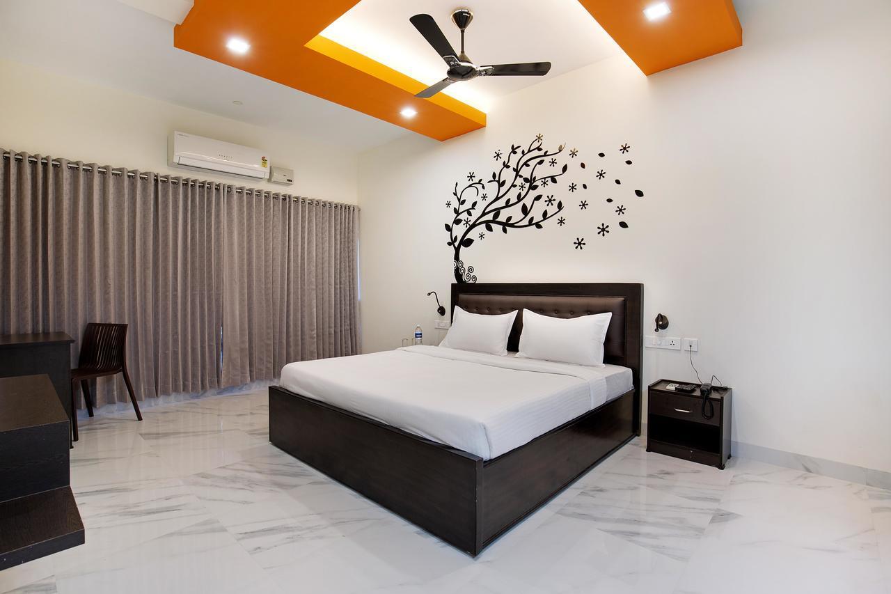 Crystal Lake Suites Coimbatore Extérieur photo